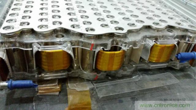 【導(dǎo)讀】對(duì)于電動(dòng)汽車的核心——電池，我們要求其安全、能量密度高、壽命長(zhǎng)，充電時(shí)間短，同時(shí)又要性能卓越等等。那么對(duì)比電動(dòng)汽車電池來(lái)說(shuō)怎么樣才算是達(dá)標(biāo)？又怎么樣才算是性能優(yōu)越呢?毫無(wú)疑問鋰離子電芯作為其最基本的單元，其優(yōu)劣至關(guān)重要。  電池是電動(dòng)汽車的”心臟“。從電動(dòng)汽車發(fā)展以來(lái)，各種技術(shù)路線百花爭(zhēng)鳴，爭(zhēng)論不休。其中應(yīng)用最廣的鋰離子電芯，就有三元、磷酸鐵鋰、錳酸鋰等多種技術(shù)路線并存的現(xiàn)象。同時(shí)鋰離子電芯還分為方形，軟包，圓柱三種結(jié)構(gòu)形式。  而這越是紛繁蕪雜，就越能代表了我們還在不斷探索，代表了電動(dòng)汽車的急切盼望：電動(dòng)汽車需要一顆強(qiáng)大的“心臟”。  對(duì)于電池包的要求  對(duì)于電動(dòng)汽車的核心——電池，我們要求其安全、能量密度高、壽命長(zhǎng)，充電時(shí)間短，同時(shí)又要性能卓越等等。而這一項(xiàng)一項(xiàng)的要求，看似苛刻，但卻又無(wú)一不是電動(dòng)汽車實(shí)現(xiàn)產(chǎn)業(yè)化的硬性指標(biāo)。  那么對(duì)比電動(dòng)汽車電池來(lái)說(shuō)怎么樣才算是達(dá)標(biāo)？又怎么樣才算是性能優(yōu)越呢?毫無(wú)疑問鋰離子電芯作為其最基本的單元，其優(yōu)劣至關(guān)重要。  但就拿我們最關(guān)注的安全性來(lái)說(shuō)，是不是電芯安全了，電池包就安全了呢？  我們可以看到2002年，磷酸鐵鋰(LFP)首次被美國(guó)Valance公司產(chǎn)業(yè)化，隨即引起了中國(guó)市場(chǎng)的廣泛關(guān)注。從2004年開始，我國(guó)掀起了一股投資磷酸鐵鋰材料和磷酸鐵鋰動(dòng)力電池的熱潮，磷酸鐵鋰其相對(duì)穩(wěn)定，安全性較高。隨后，它成為我國(guó)正極材料的主要路線，爭(zhēng)議暫告段落。  但是，隨著特斯拉在動(dòng)力電池使用了鎳鈷鋁酸鋰的正極材料，爭(zhēng)論再次出現(xiàn)。磷酸鐵鋰其較低的能量密度，已經(jīng)使其處于劣勢(shì)。 1 據(jù)調(diào)研發(fā)現(xiàn)，進(jìn)入2014年以來(lái)，國(guó)內(nèi)鋰電池正極材料產(chǎn)業(yè)整體出現(xiàn)了向三元材料轉(zhuǎn)移的趨勢(shì)，下游的電池廠基本都在開發(fā)三元材料的電芯，也引導(dǎo)著上游的材料企業(yè)開始加大對(duì)三元材料的開發(fā)和生產(chǎn)力度。  而一系列的變化，也恰恰說(shuō)明鋰電行業(yè)在慢慢的摸索，慢慢走向成熟。就比如說(shuō)一個(gè)電池包的安全，光靠電芯安全是遠(yuǎn)遠(yuǎn)不夠的，其必須上升到一個(gè)系統(tǒng)的層級(jí)來(lái)。也就是說(shuō)電池包的安全，靠的是整個(gè)電池系統(tǒng)，而不僅僅是某個(gè)單一的元素。  更何況一個(gè)安全、可靠、性能卓越的電池包，更是涉及到多領(lǐng)域知識(shí)的耦合，其更需要一個(gè)完善、可靠的系統(tǒng)來(lái)實(shí)現(xiàn)。就好比飛機(jī)被認(rèn)為是最安全的交通工具，不單單是“安全”的發(fā)動(dòng)機(jī)，“安全”的結(jié)構(gòu)，就能保障的，其中還綜合運(yùn)用了人為因素分析、軟件安全性、風(fēng)險(xiǎn)管理和定量風(fēng)險(xiǎn)評(píng)估等各種先進(jìn)技術(shù)來(lái)預(yù)防事故發(fā)生，可以說(shuō)是系統(tǒng)保障了安全。  下面我們就從電池系統(tǒng)中抽離出其一個(gè)核心部件電池模組，淺談一下各種不同的模組結(jié)構(gòu)。  關(guān)于電池模組  電池模組可以理解為鋰離子電芯經(jīng)串并聯(lián)方式組合，并加裝單體電池監(jiān)控與管理裝置。電池模組的結(jié)構(gòu)設(shè)計(jì)往往能決定一個(gè)電池包的性能和安全。其結(jié)構(gòu)必須對(duì)電芯起到支撐、固定和保護(hù)作用。同時(shí)如何滿足過(guò)電流要求，電流均勻性，如何滿足對(duì)電芯溫度的控制，以及是否有嚴(yán)重異常時(shí)能斷電，避免連鎖反應(yīng)等等，都將是評(píng)判電池模組優(yōu)劣的標(biāo)準(zhǔn)。  而隨著電動(dòng)汽車的發(fā)展，以及人們對(duì)性能的追求，熱管理更是成為了電池模組設(shè)計(jì)的一個(gè)至關(guān)重要的環(huán)節(jié)。自然冷卻已經(jīng)不能滿足我們的需求。風(fēng)冷則由于其效率較低，且對(duì)電芯溫度的一致性較難控制，而表現(xiàn)的力不從心。因此，高性能需求的電池模組，其熱管理的解決方案已經(jīng)轉(zhuǎn)向液冷或相變材料。下面就介紹一下各種不同結(jié)構(gòu)電芯的模組設(shè)計(jì)。  · 方形電池模組  方形電芯可以說(shuō)是我國(guó)汽車動(dòng)力電池里，應(yīng)用最多的電芯了。其外殼的材質(zhì)有鋁、鋼、以及塑膠。其電芯厚度是三種結(jié)構(gòu)中最厚的，由此也造成其內(nèi)部和外表面的溫差較大。其模組結(jié)構(gòu)也多為自然冷卻和風(fēng)冷的結(jié)構(gòu)。  我們來(lái)看看寶馬I3的電池模組設(shè)計(jì)。  我們可以看出，I3的電池模組從結(jié)構(gòu)上已經(jīng)具備一個(gè)高性能模組所需的要素，而一臺(tái)高性能的電動(dòng)汽車，就是靠著每一處的細(xì)節(jié)共同搭建而成的。當(dāng)然其散熱、均溫以及可靠性等等，還有待市場(chǎng)的驗(yàn)證。 2 （▲ 寶馬I3方形電池模組）  · 軟包電池模組  軟包電芯的電池包，也是近期比較熱門的一種結(jié)構(gòu)類型，其用在國(guó)外的電動(dòng)車上比較多。  軟包電芯的物理結(jié)構(gòu)決定了其不易爆炸，一般只有外殼能承受的壓力足夠高，才有可能炸，而軟包電芯內(nèi)部壓力一大，便會(huì)從鋁塑膜邊緣開始泄壓、漏液。同時(shí)軟包電芯也是幾種電芯結(jié)構(gòu)中，散熱最好的。  目前，市面上賣得最多的還是日產(chǎn)的Leaf，其模組結(jié)構(gòu)為全密封式的，并未考慮散熱，即不散熱。  而Leaf在市場(chǎng)上頻繁反饋的容量衰減過(guò)快，與此熱管理也不無(wú)關(guān)系。顯然隨著人們對(duì)于高性能電動(dòng)車的追求，迫使軟包電芯也必須要有主動(dòng)式的熱管理結(jié)構(gòu)。  下面我們來(lái)看看一款World Congress展臺(tái)上的液冷軟包模組。其模組由電芯層疊而成，而電芯間有間隔排布的液冷板，其保證每顆電芯都有一個(gè)大面接觸到液冷板，并充分發(fā)揮了軟包電芯液冷的優(yōu)勢(shì)。 3 （▲ 液冷軟包電池模組）  當(dāng)然軟包電芯要將液冷技術(shù)做成熟也并非易事，其必須考慮液冷板的固定，密封性，絕緣性等等。同時(shí)可靠的電連接，以及具有“保險(xiǎn)絲”結(jié)構(gòu)連接片，這都是高性能軟包模組的方向。  我們可以看到軟包電芯其配合完善的模組結(jié)構(gòu)后，其優(yōu)勢(shì)會(huì)得以凸顯。  圓柱電池模組  圓柱電芯可謂是在各類電子產(chǎn)品中，應(yīng)用最廣泛的結(jié)構(gòu)。如今，在電動(dòng)汽車行業(yè)也占有一定得份額。最典型的即是18650電芯了，其工藝經(jīng)過(guò)多年的沉淀，并在大規(guī)模的自動(dòng)化生產(chǎn)的條件下，現(xiàn)今屬于最成熟，穩(wěn)定且一致性最好的電芯。  而圓柱電芯更是有著目前最高的能量密度，其三元材料的電芯能做到210~250Wh/kg。國(guó)內(nèi)目前的圓柱電池包多為自然冷卻或風(fēng)冷的結(jié)構(gòu)，其效果不盡如人意。  我們來(lái)看看，將圓柱型電芯推到風(fēng)口浪尖上的特斯拉電池模組。  相信已經(jīng)有不少人見過(guò)特斯拉的模組了：  組成一臺(tái)特斯拉汽車需要7000多顆18650電芯，一個(gè)模組則需要400多顆電芯，同時(shí)為了高性能的目標(biāo)又要在模組上集成多項(xiàng)功能，可見其工作量和難度之大。其中，甚至還用上了一些跨行業(yè)的技術(shù)，使人眼前一亮，為之拍案。好比電芯連接的“保險(xiǎn)絲”設(shè)計(jì)。  可以說(shuō)，身處電池行業(yè)的人，反而很少有人能想得到，這也許就是當(dāng)局者迷吧。而這一技術(shù)的應(yīng)用則極大地提高了電池的安全性能。同時(shí)，還有液冷管道的應(yīng)用，極大地解決了18650電芯的散熱和均溫的問題，這對(duì)電池的性能和壽命都是一個(gè)極大的幫助。不僅如此，其電池模組在空間尺寸上的利用，更可謂是精打細(xì)算。  在這里還是要佩服一下特斯拉將事情做到極致的態(tài)度，也就是這樣一個(gè)模組，成為了一個(gè)高性能的特斯拉電池包所必不可少的核心部件。 4 電動(dòng)之心  通過(guò)以上一些簡(jiǎn)單的列舉，我們不難看出，無(wú)論何種結(jié)構(gòu)的電芯其實(shí)都不乏一些好的應(yīng)用范例。而對(duì)于鋰離子電芯，如果作為一款革命性的產(chǎn)品，目前看來(lái)仍有很多不足和局限。但我們與其一味坐等材料的發(fā)展，不如多考慮一下，如何做好電池模組，做好電池系統(tǒng)。而這也是我們打造一顆強(qiáng)大“電動(dòng)之心”的必經(jīng)之路。