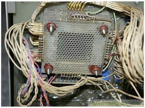 拆解也懷舊，讓人驚嘆的古董級(jí)可編程科學(xué)計(jì)算器 from 1966