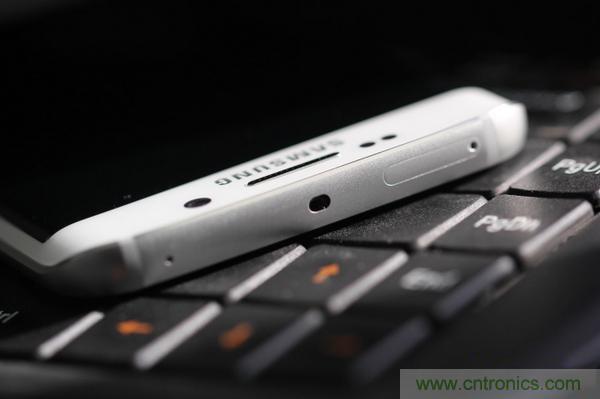三星S6 Edge+拆解：比S6 Edge加在哪里？