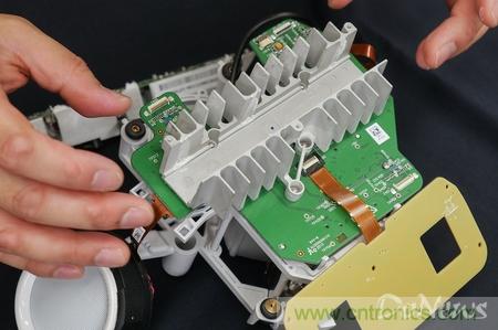 拆解筆記本不過癮，那就來拆拆日本情感機器人吧！