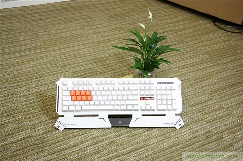 曾經(jīng)的網(wǎng)吧統(tǒng)治者—雙飛燕血手幽靈機(jī)械鍵盤，真世界最快？