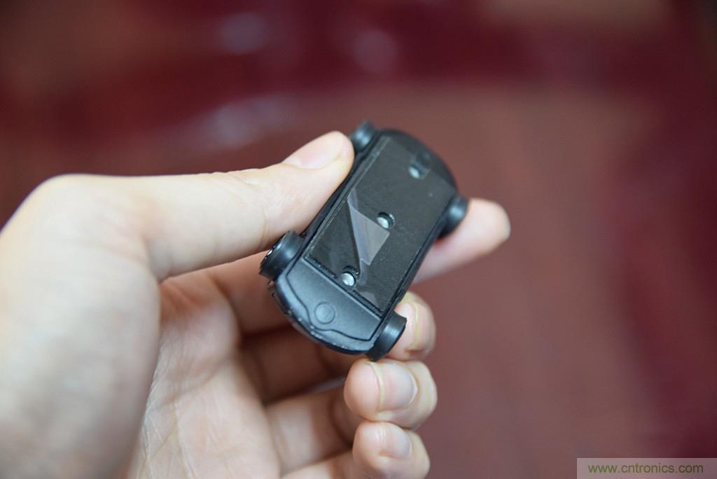 虛擬與現(xiàn)實(shí)相結(jié)合的飛車游戲，讓你體驗(yàn)速度與激情的碰撞！