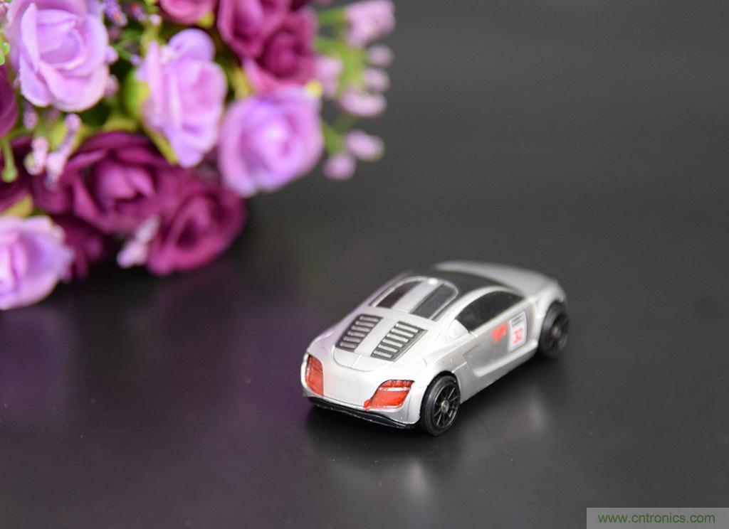 虛擬與現(xiàn)實(shí)相結(jié)合的飛車游戲，讓你體驗(yàn)速度與激情的碰撞！