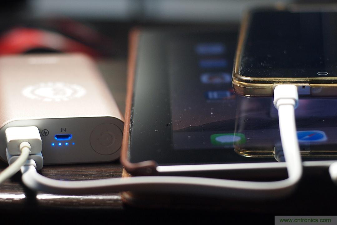 移動電源也玩雙引擎？快到你想象不到