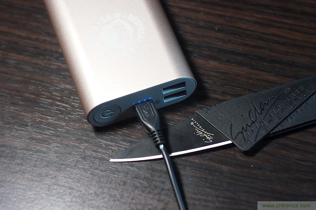 移動電源也玩雙引擎？快到你想象不到