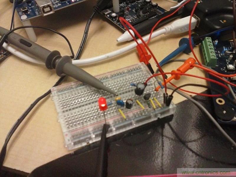 帶開關(guān)轉(zhuǎn)換器的8位MCU如何減少成本和電路板空間？