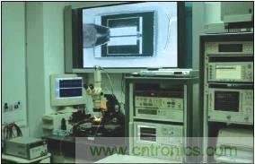 一種毫米波CMOS射頻芯片偶極天線(xiàn)