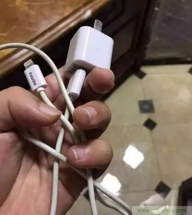 拆了個電容之后，我的iPhone也會自動訂房了