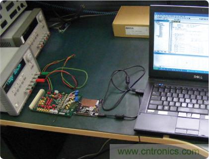 ADuC7026提供可編程電壓，用于評估多電源系統(tǒng)