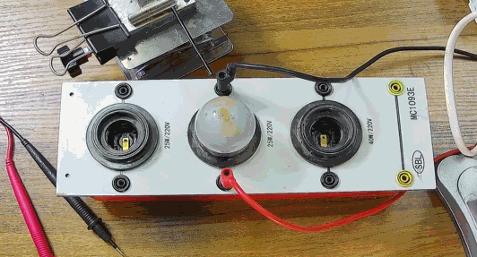 電燈泡內(nèi)通有交流電，為什么看不到燈泡在閃爍？
